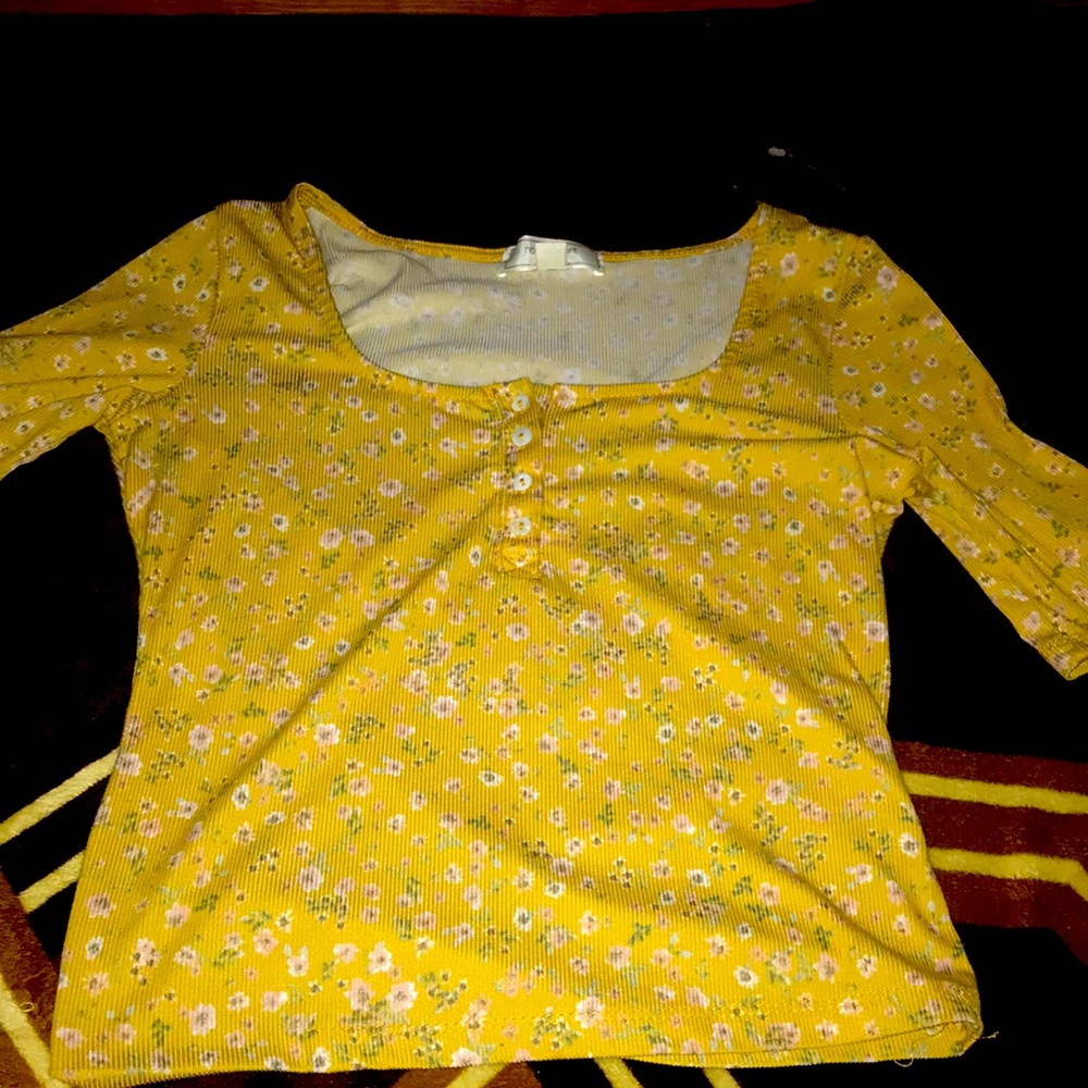 Yellow top with pink flowers💛💖